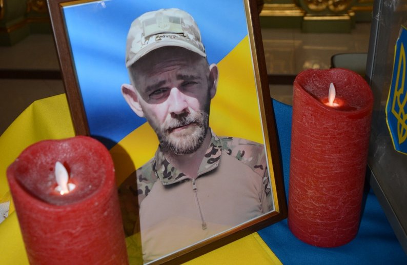 У Збаражі, що на Тернопільщині, попрощалися з військовослужбовцем Сергієм Хоміцьким