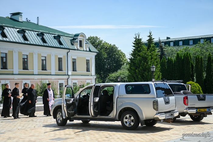 Митрополит Епіфаній освятив і передав автомобілі для воїнів-захисників