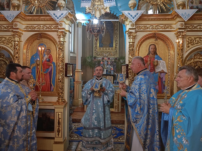 Митрополит Нестор відвідав Борщівське благочиння і звершив Божественну літургію в Глибочку