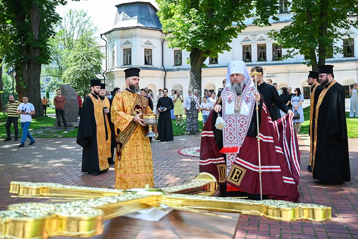 Софійський собор знову увінчаний центральним хрестом