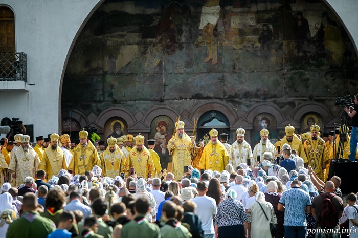 Молитва за Україну: урочисте богослужіння на Козацьких могилах під очільництвом Митрополита Епіфанія