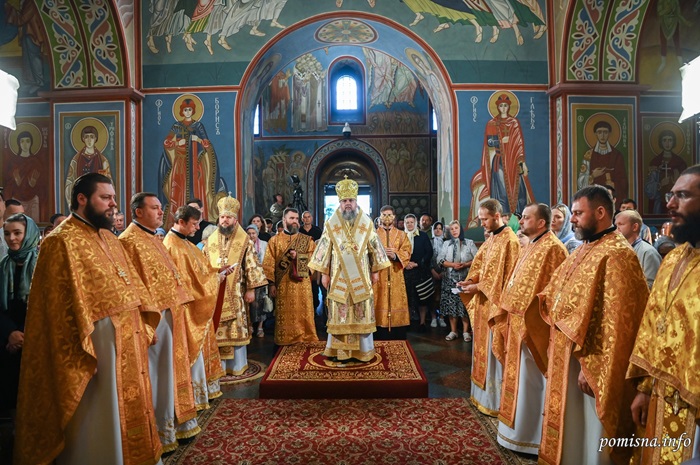 Божественна Літургія у Золотоверхому соборі: Митрополит Епіфаній молився за мир в Україні