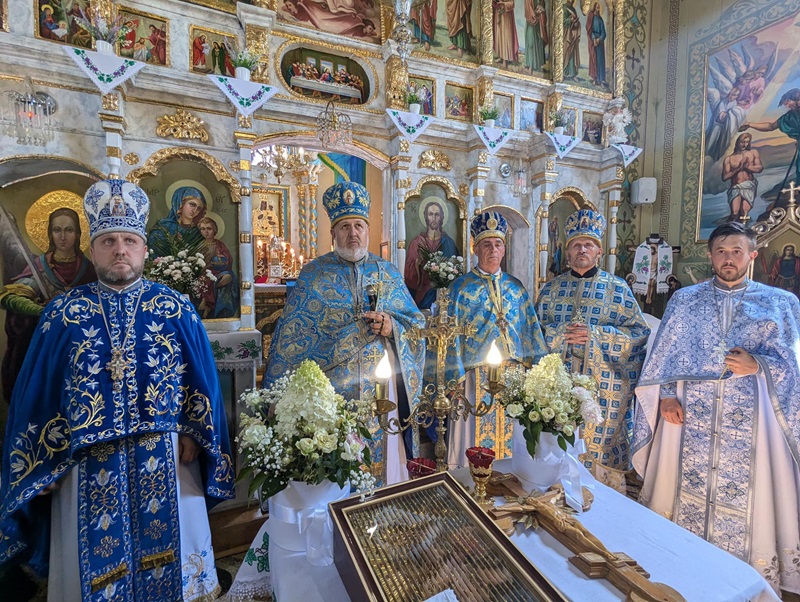 Освячення престолу та ікон у храмі Введення Пресвятої Богородиці села Цвітова