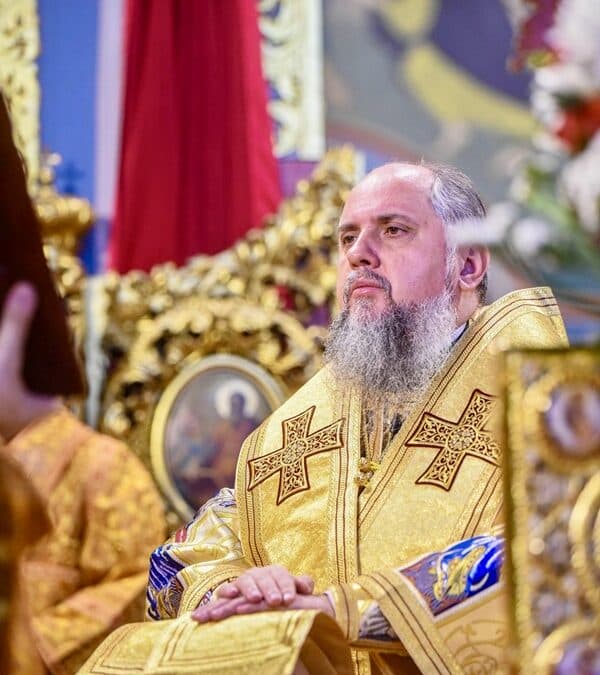 Митрополит Епіфаній молиться за захисників України під час літургії у Свято-Михайлівському соборі