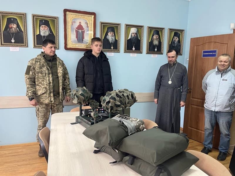 Парафіяни ПЦУ Тернопільщини допомогли військовим: передано РЕБ і захисне спорядження
