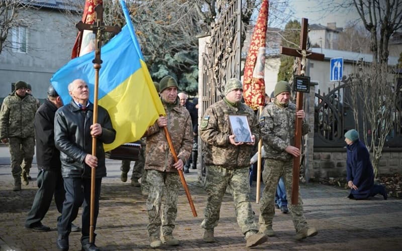 Чортківська громада навколішки провела в останню путь воїна Павла Савку