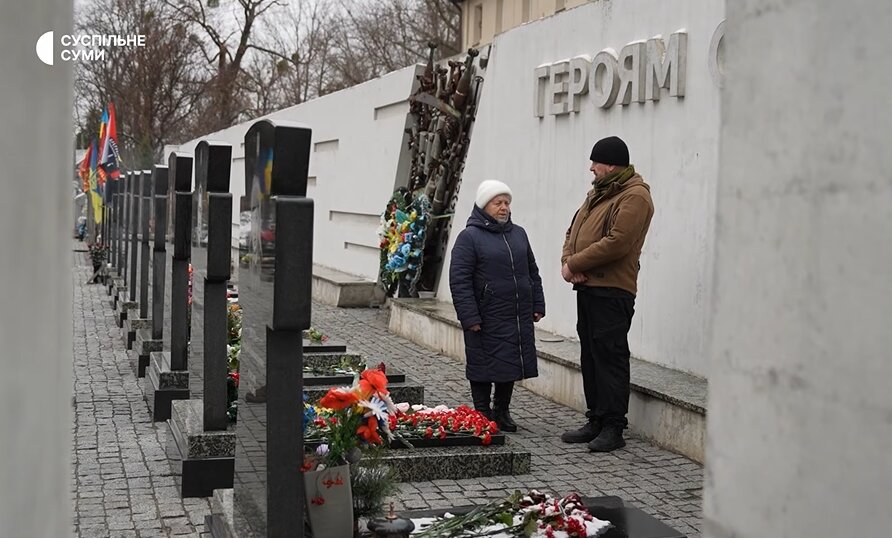 Священик ПЦУ відвідав могили загиблих воїнів на Сумщині