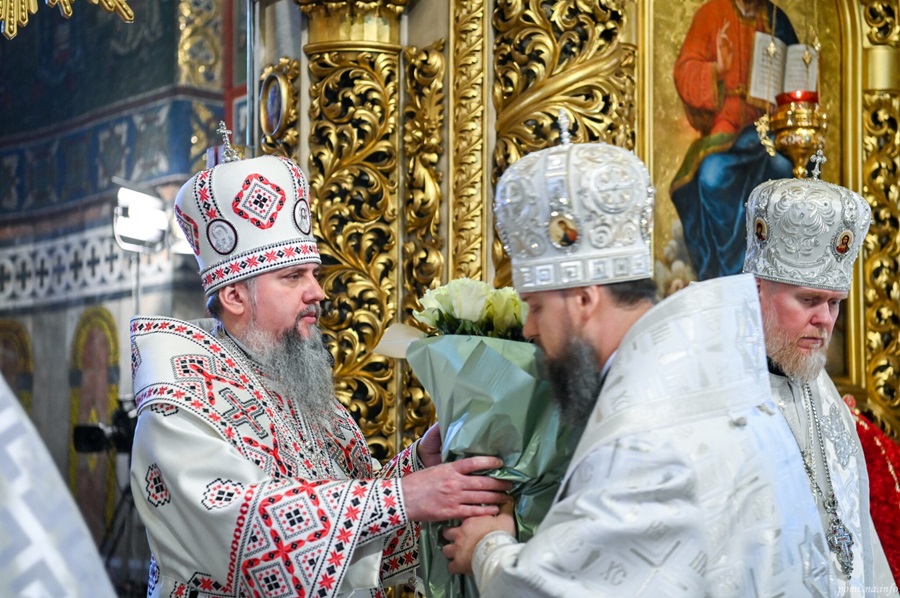 «Христос Воскрес!» — Блаженнійшого Епіфанія урочисто привітали з Великоднем