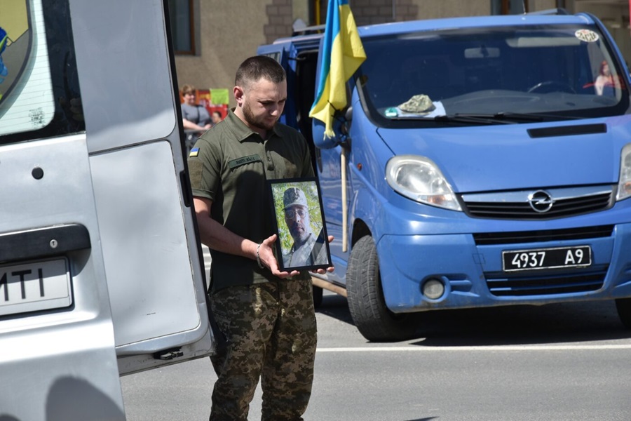Ігор Синенький повернувся додому на вічний спокій: Теребовля попрощалася з воїном-героєм