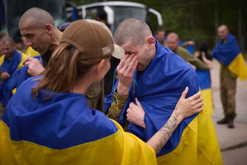 З полону — у коло родини: 697 визволених українців за два дні