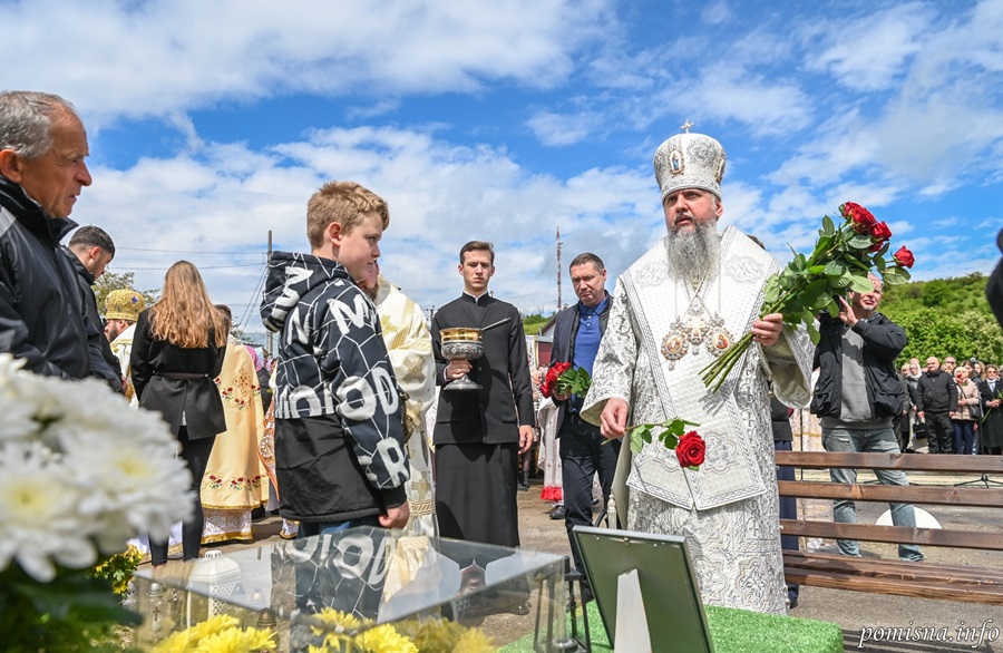 Митрополит Епіфаній очолив хресний хід і молитву за героїв у Миколаєві