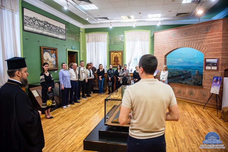 Вони малювали Небо: у Михайлівському монастирі відкрили виставку про загиблих дітей