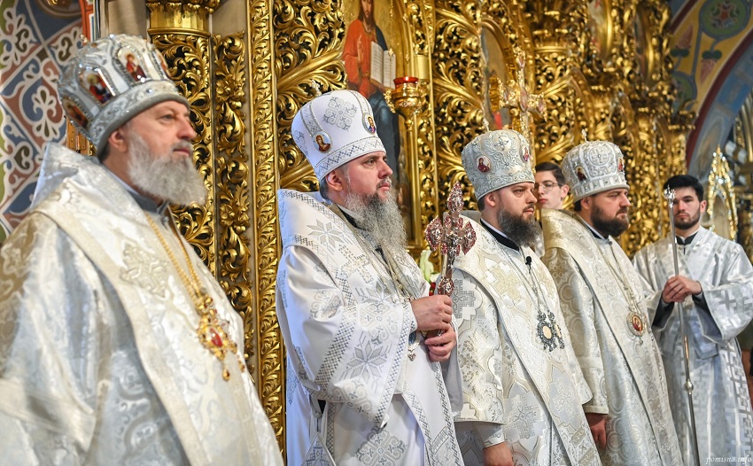 Молитва за Україну і захисників: урочиста літургія у Золотоверхому соборі