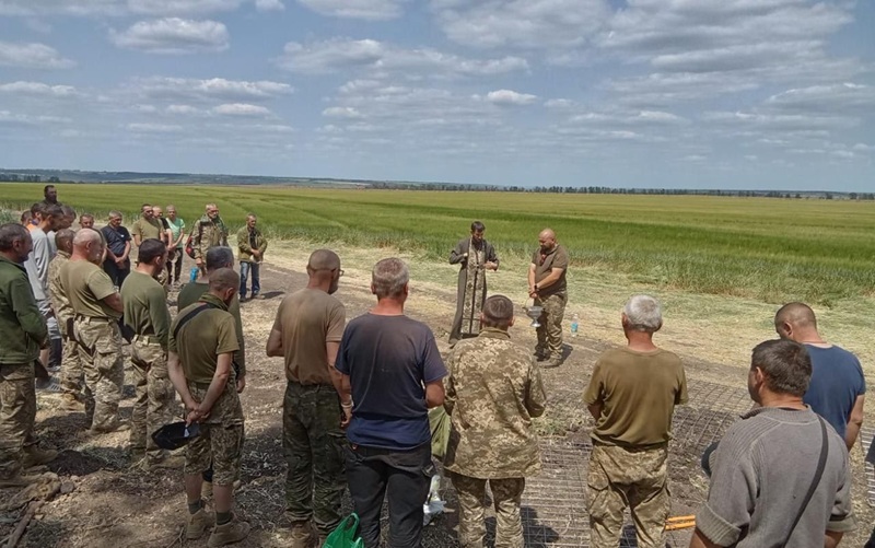 Капелан ПЦУ звершив молитву з воїнами на передовій у Харківській області