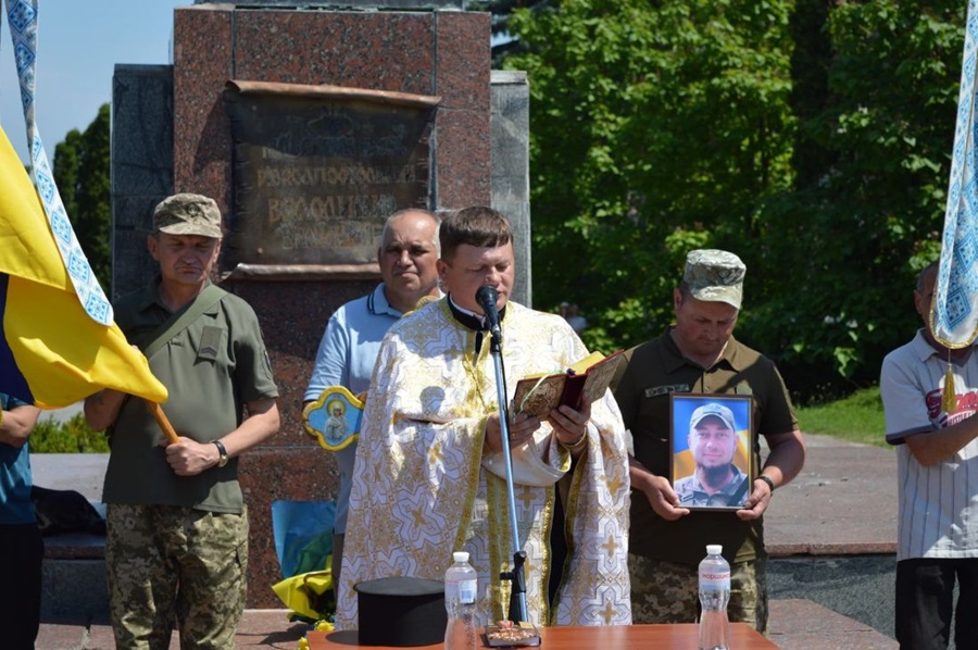 Ланівці прощаються із земляком-героєм: в останню путь провели полеглого молодого воїна Богдана Черняка