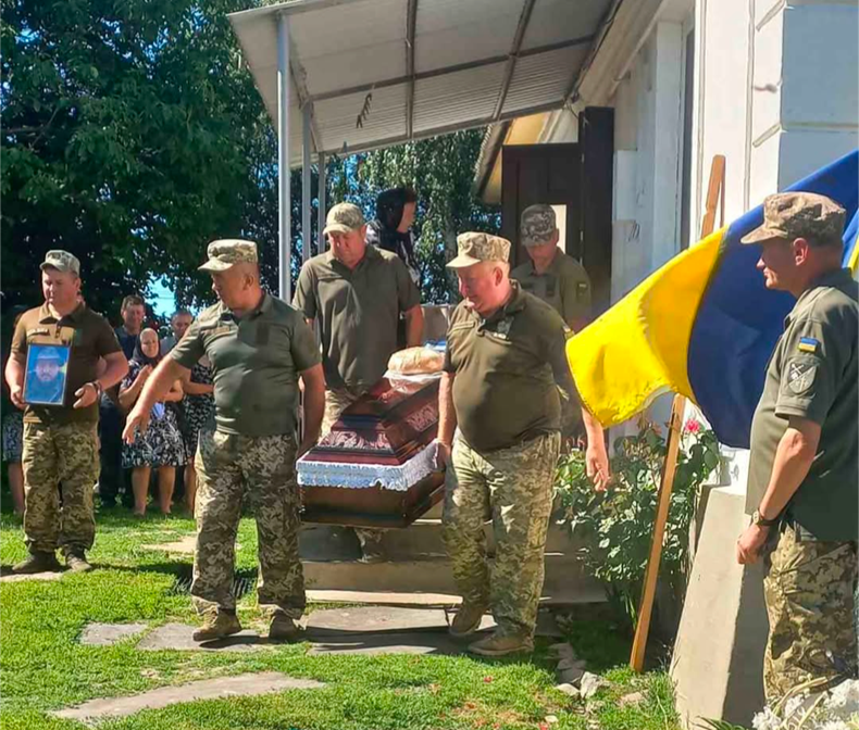 Борсуківська громада прощається із земляком-героєм: останній шлях Олега Кухарського