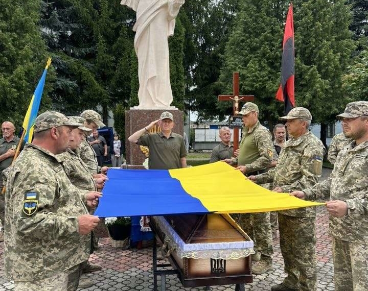 Підволочиська громада попрощалася з Героєм: на війні загинув Сергій Заєць