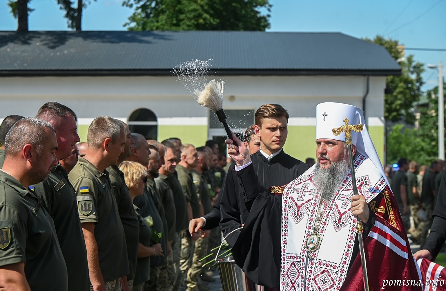 Молитва серед війни: Митрополит Епіфаній звершив молебень у військовій частині