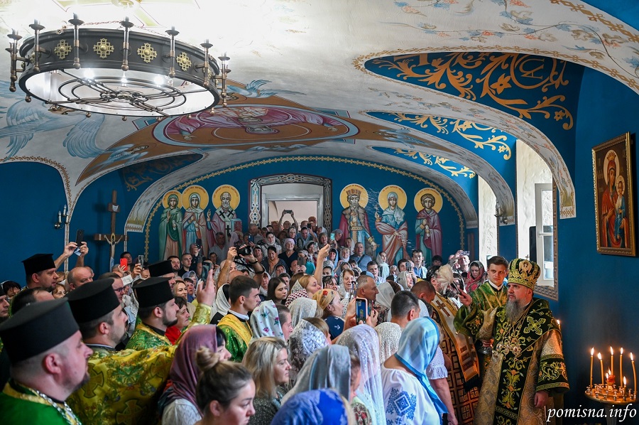 Освячення престолу і благословення на мир: недільна літургія Митрополита Епіфанія