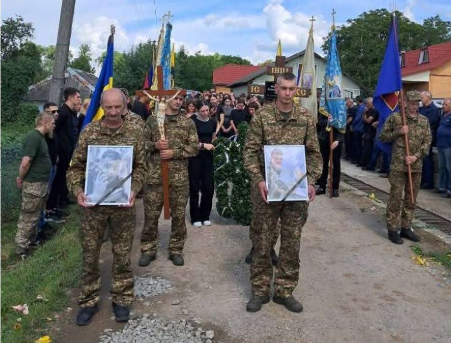 Товстенська громада попрощалася із земляком-героєм Василем Маціборком