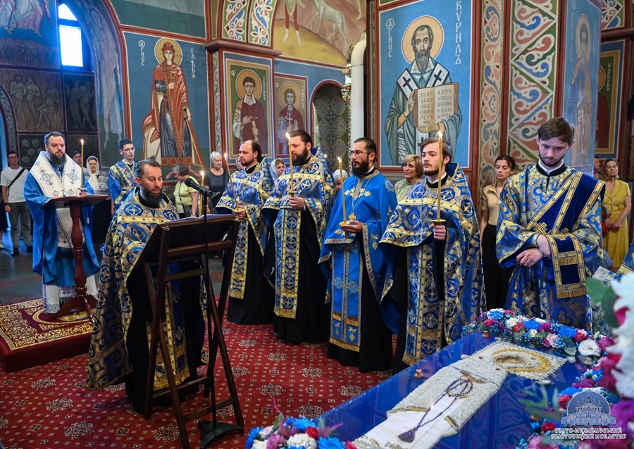 У Золотоверхому монастирі звершили чин погребіння Плащаниці Божої Матері