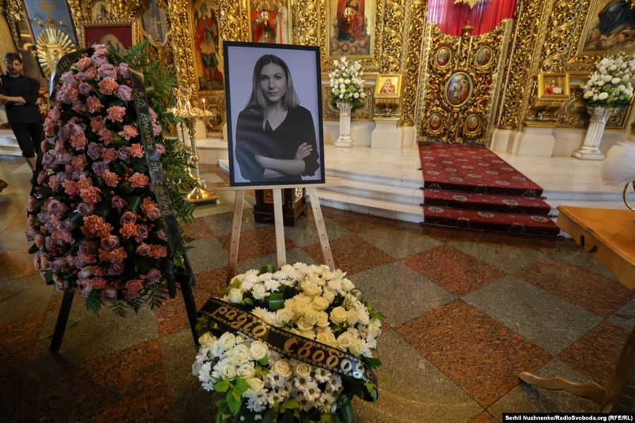 Майдан у скорботі: прощання з журналісткою Вікторією Рощиною
