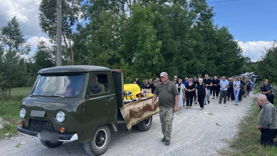 Залозецька громада попрощалася із земляком-героєм: у бою загинув стрілець-снайпер Євген Рязанов