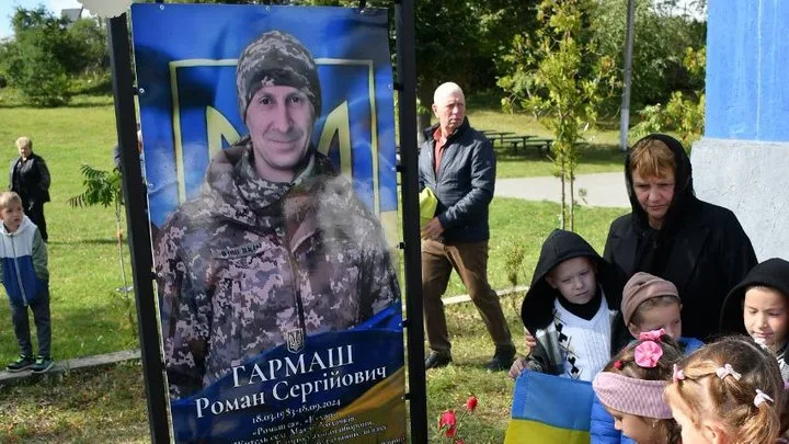 Малий Ходачків через рік зібрався на вшанування воїна-земляка Романа Гармаша: Герої не вмирають