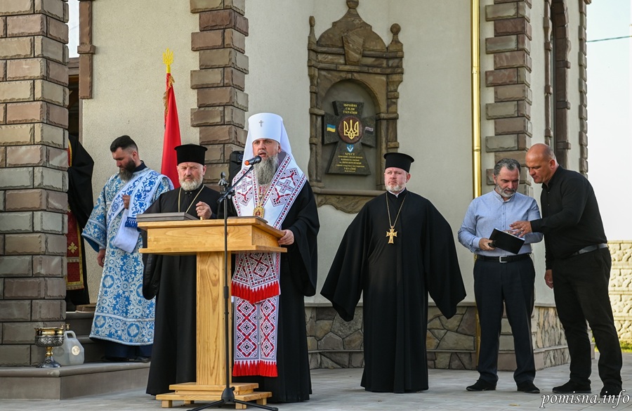 У Чорткові благословили 18 авто для ЗСУ: візит Митрополита Епіфанія