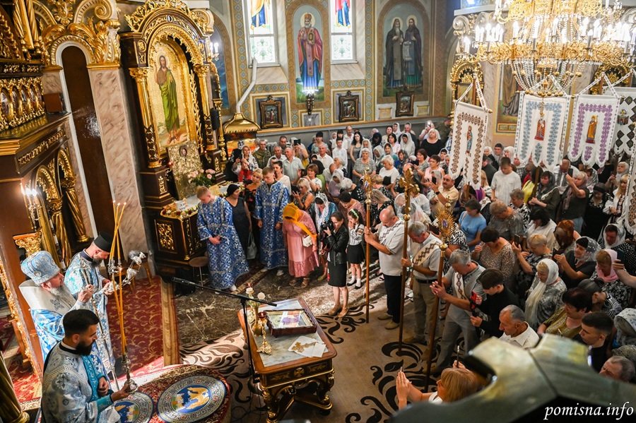 У Чорткові Предстоятель ПЦУ благословив пам’ятники воїнів після святкової літургії