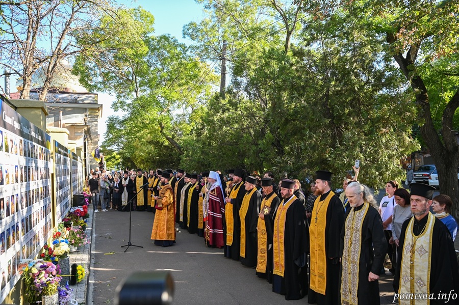 Митрополит Епіфаній благословив допомогу воїнам та оглянув місце для нового кафедрального собору в Одесі