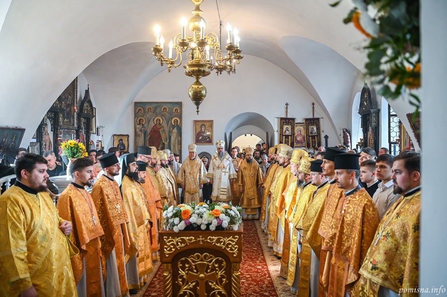 Митрополит Епіфаній звершив літургію та хресний хід у богословській академії