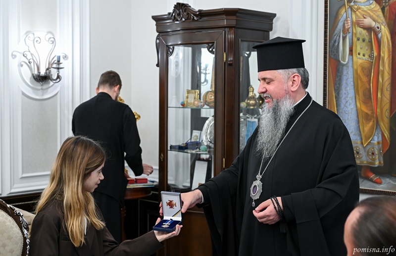 Блаженнійший Епіфаній відзначив Софію Нарсесян за 15 мільйонів гривень, зібраних для ЗСУ