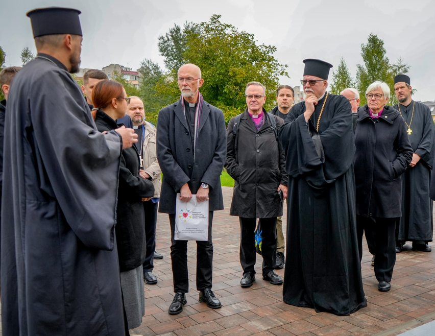 Скандинавські архієпископи у Бучі: молитва за мир і пам’ять про злочини «русского міра»