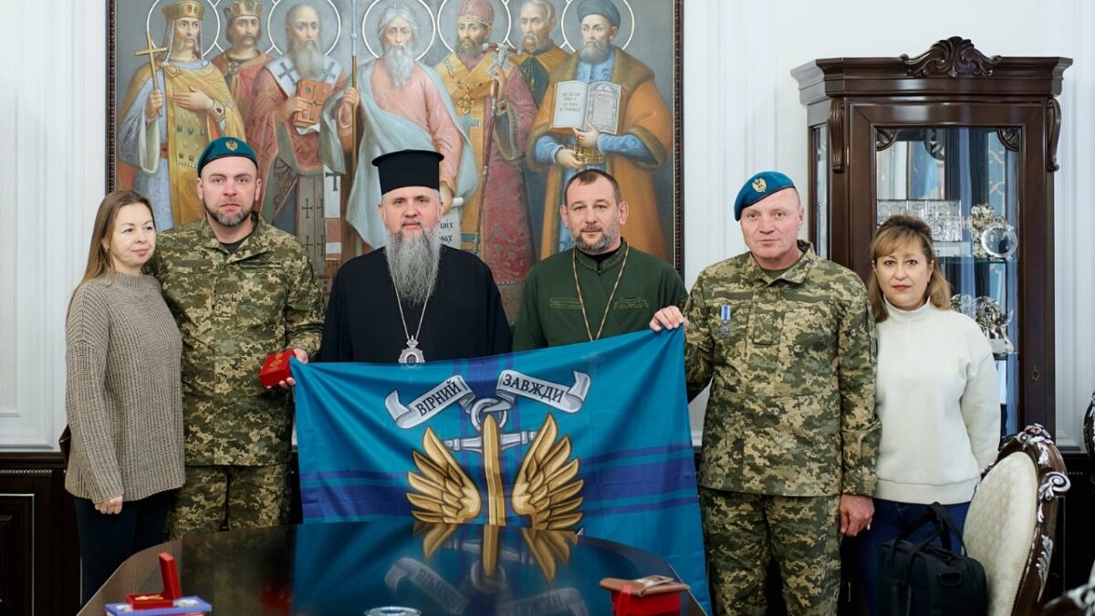 Предстоятель ПЦУ вручив «Хрест Свободи» бійцям «Азовсталі», які повернулися з полону