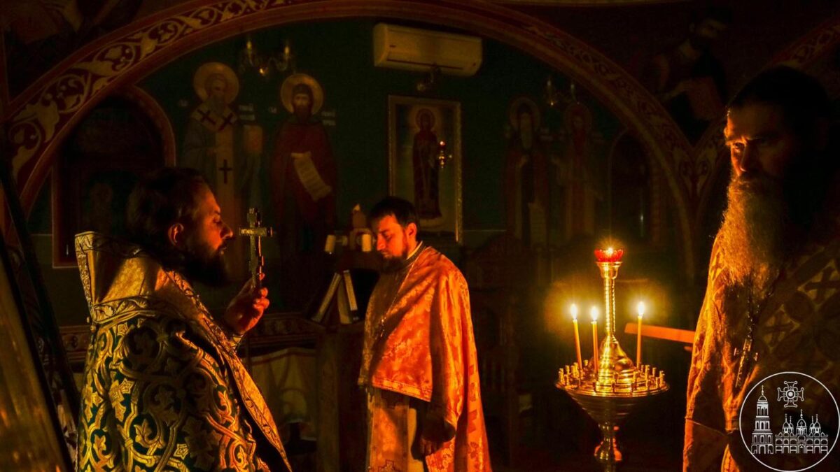 Нічна молитва в Лаврі: віряни просили миру у день Сави Освяченого