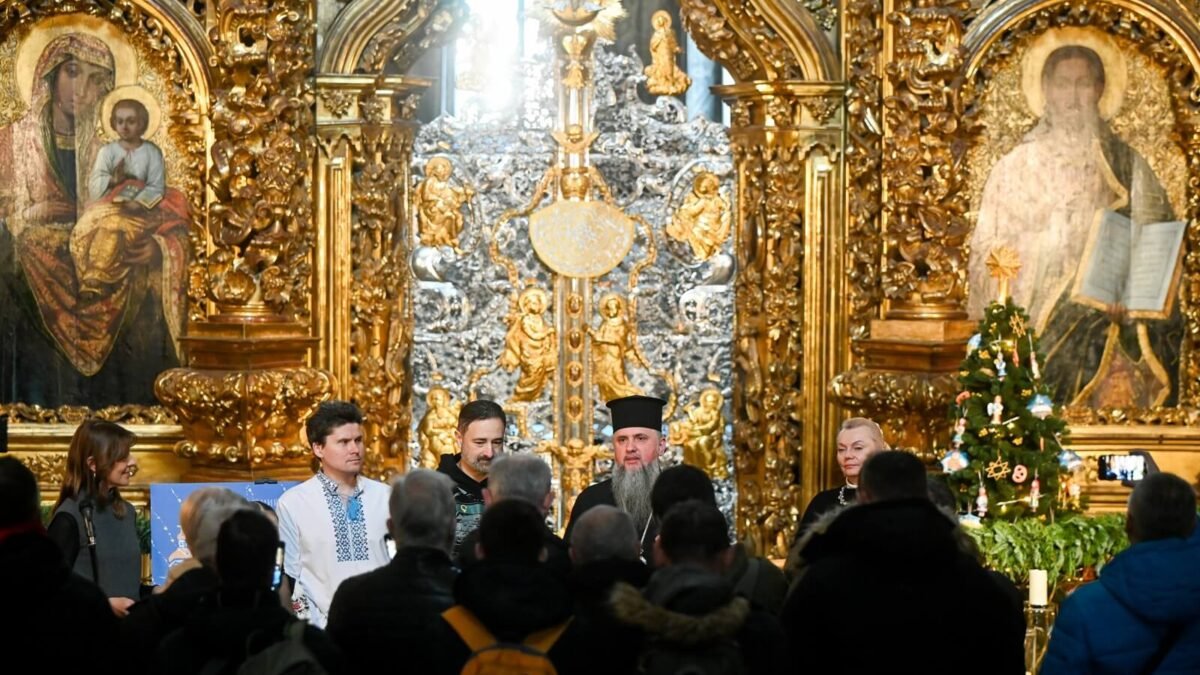 «Різдвяний янгол» у серці Києва: знак світла серед темряви війни