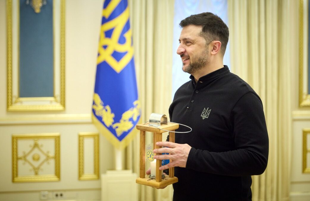 Президент отримав Віфлеємський вогонь миру від українських скаутів