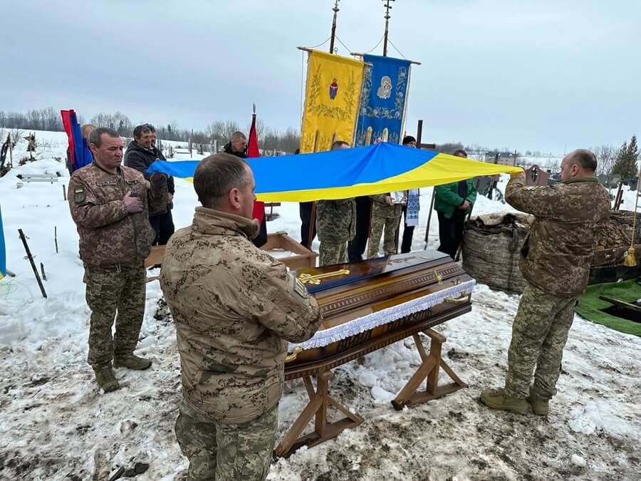 У Козовій попрощалися з полеглим Захисником України Олександром Черненком
