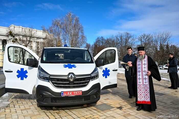 ПЦУ передала спеціалізований медичний автомобіль для евакуації поранених захисників