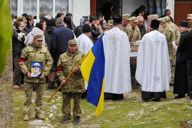 Шумська громада в скорботі: провели в останню путь захисника України Сергія Решетніка
