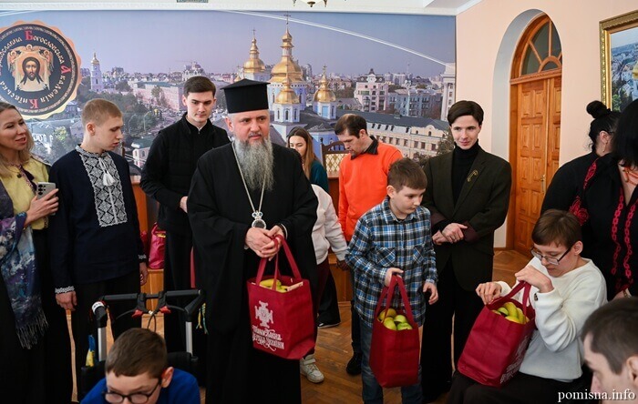 Предстоятель ПЦУ поспілкувався з дітьми та вручив їм подарунки