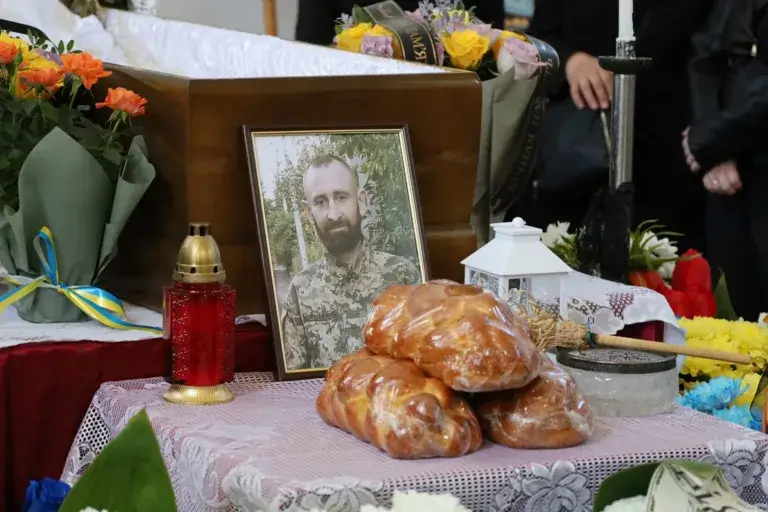 Велика Березовиця попрощалася із земляком-героєм: на війні поліг Василь Бердій