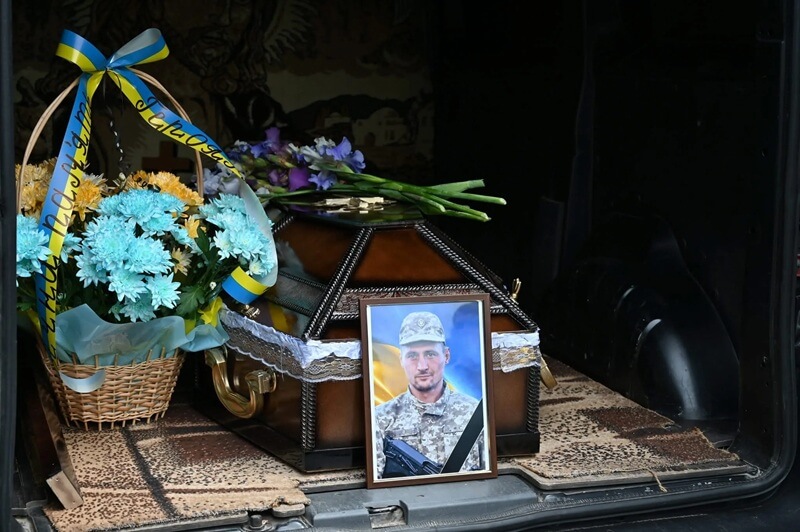 Лановецька громада провела в останню путь воїна-земляка Максима Савчука