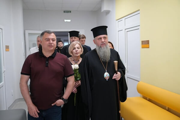 Митрополит Епіфаній і Тарас Пастух відвідали поранених військових у лікарні Тернопільщини