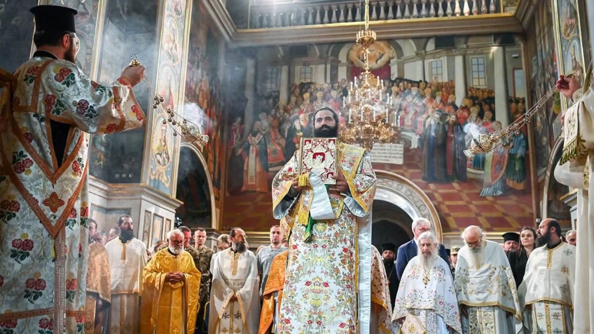 У пошкодженому Успенському соборі Лаври поруч молилися ченці з Афону і наші воїни